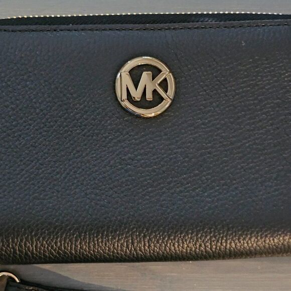 Michael Kors Women's Jet Set Black Pebbled Leather Zip Around Wallet - Picture 5 of 11
